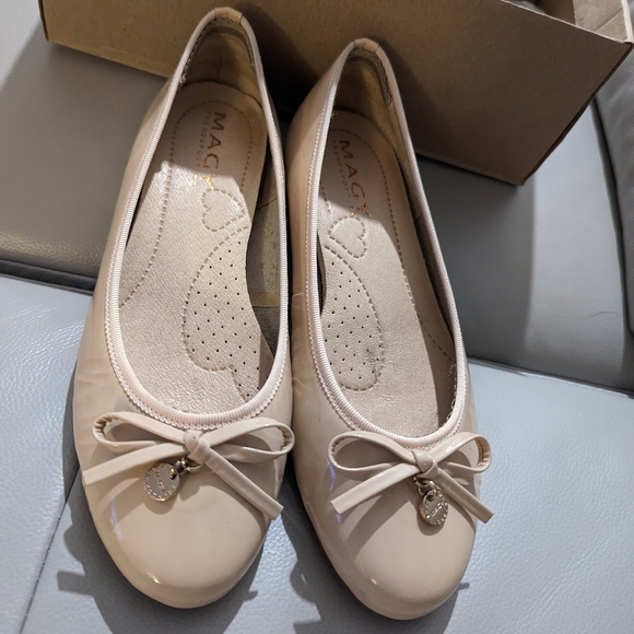 Magy Patent Leather Ballet Flats with Bow Detail in Size 6.5 - Picture 4 of 4